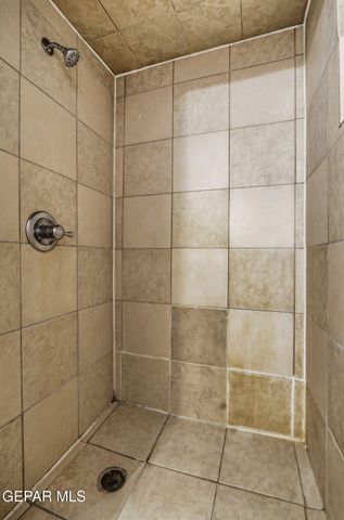 171 HOLGUIN Avenue, Vinton, TX 79821