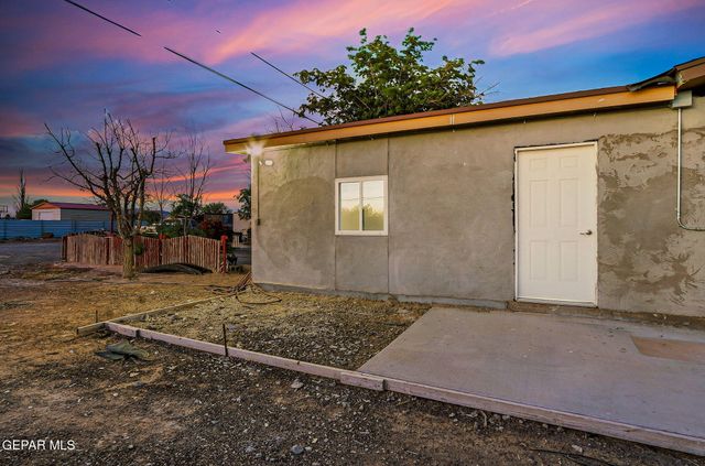 171 HOLGUIN Avenue, Vinton, TX 79821