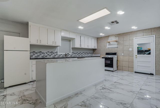 171 HOLGUIN Avenue, Vinton, TX 79821