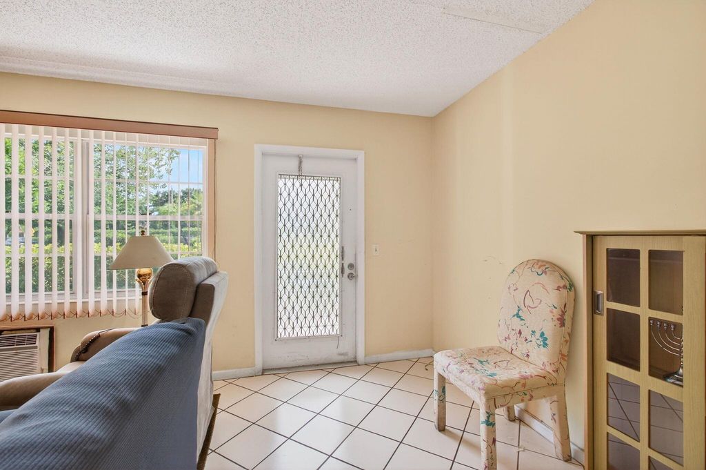 Image 10 of property listing at 384 Fanshaw J, Boca Raton, FL 33434