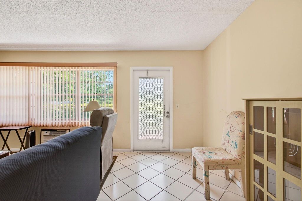 Image 11 of property listing at 384 Fanshaw J, Boca Raton, FL 33434
