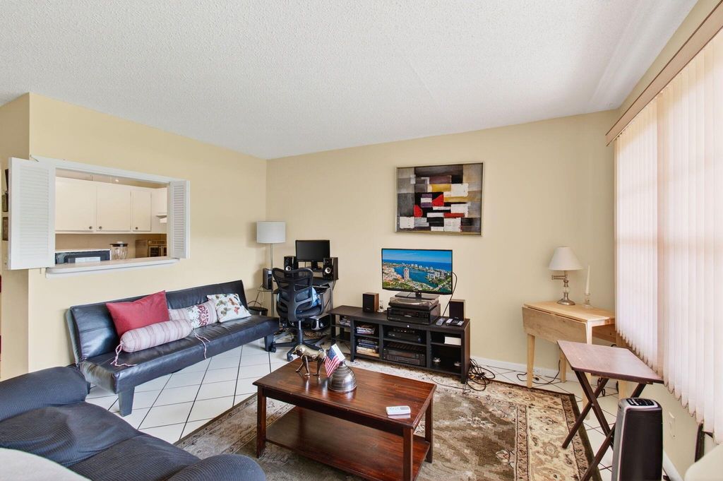 Image 12 of property listing at 384 Fanshaw J, Boca Raton, FL 33434
