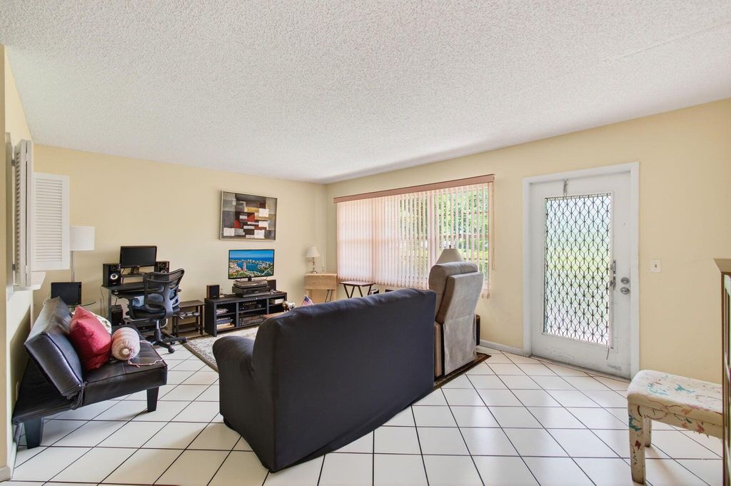 Image 13 of property listing at 384 Fanshaw J, Boca Raton, FL 33434