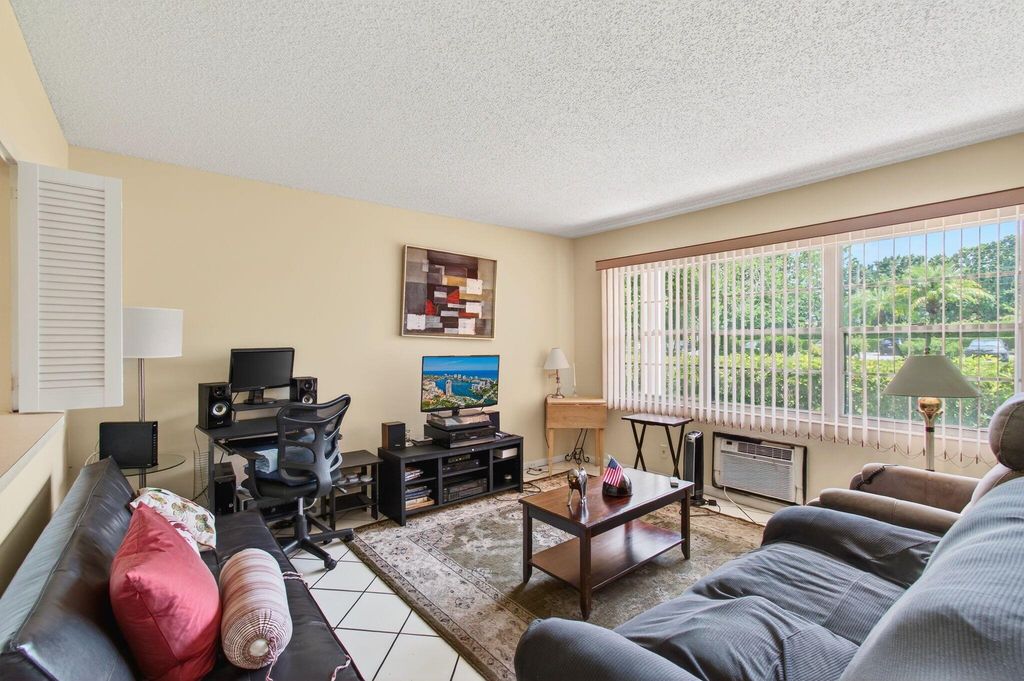 Image 14 of property listing at 384 Fanshaw J, Boca Raton, FL 33434