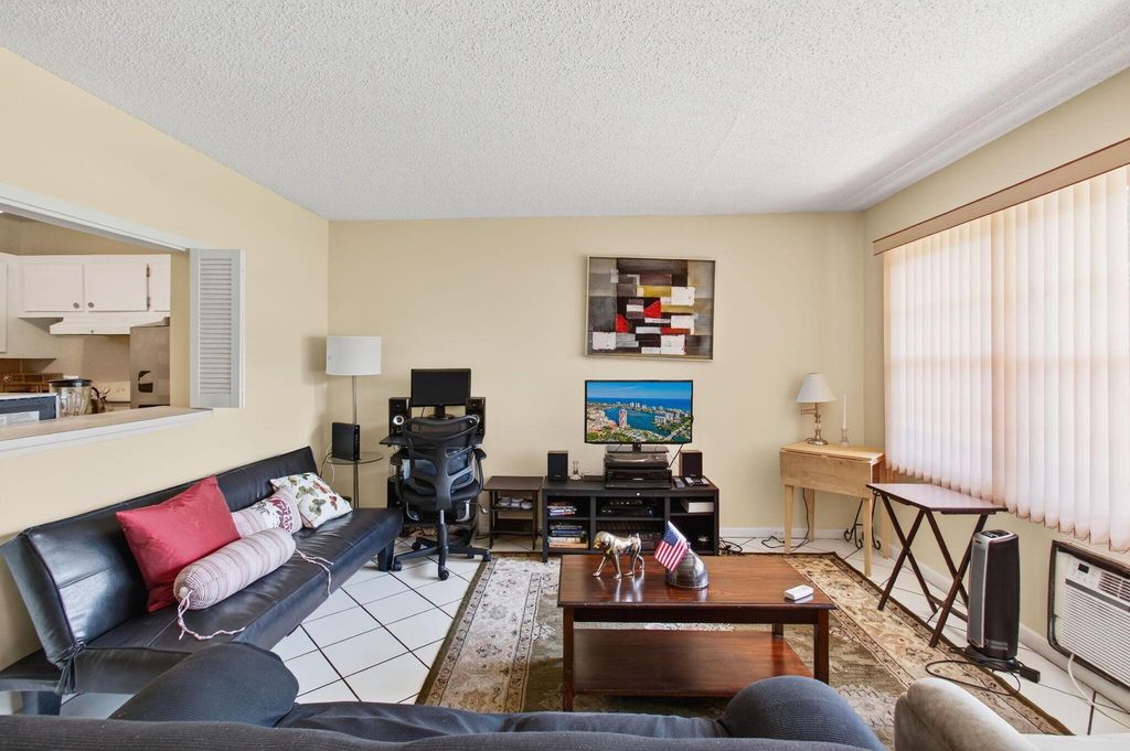 Image 15 of property listing at 384 Fanshaw J, Boca Raton, FL 33434