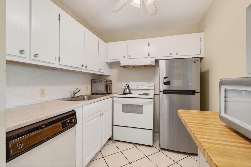 Image 20 of property listing at 384 Fanshaw J, Boca Raton, FL 33434