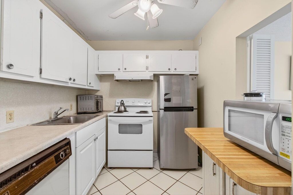 Image 21 of property listing at 384 Fanshaw J, Boca Raton, FL 33434