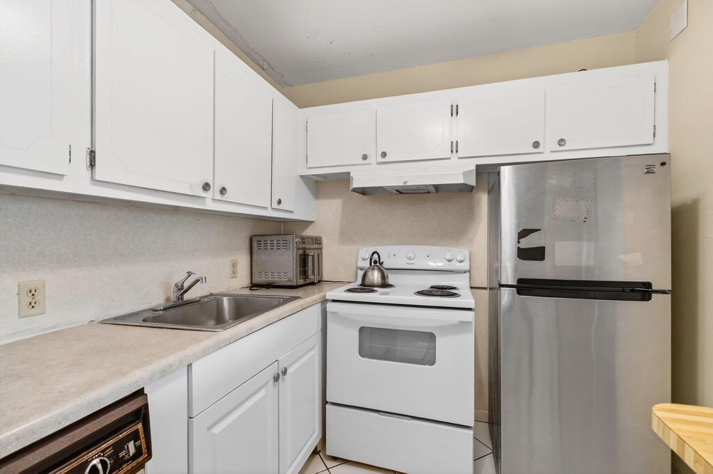 Image 22 of property listing at 384 Fanshaw J, Boca Raton, FL 33434