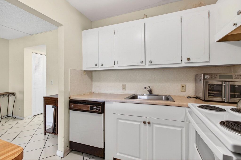 Image 23 of property listing at 384 Fanshaw J, Boca Raton, FL 33434