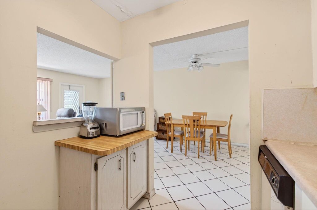 Image 24 of property listing at 384 Fanshaw J, Boca Raton, FL 33434