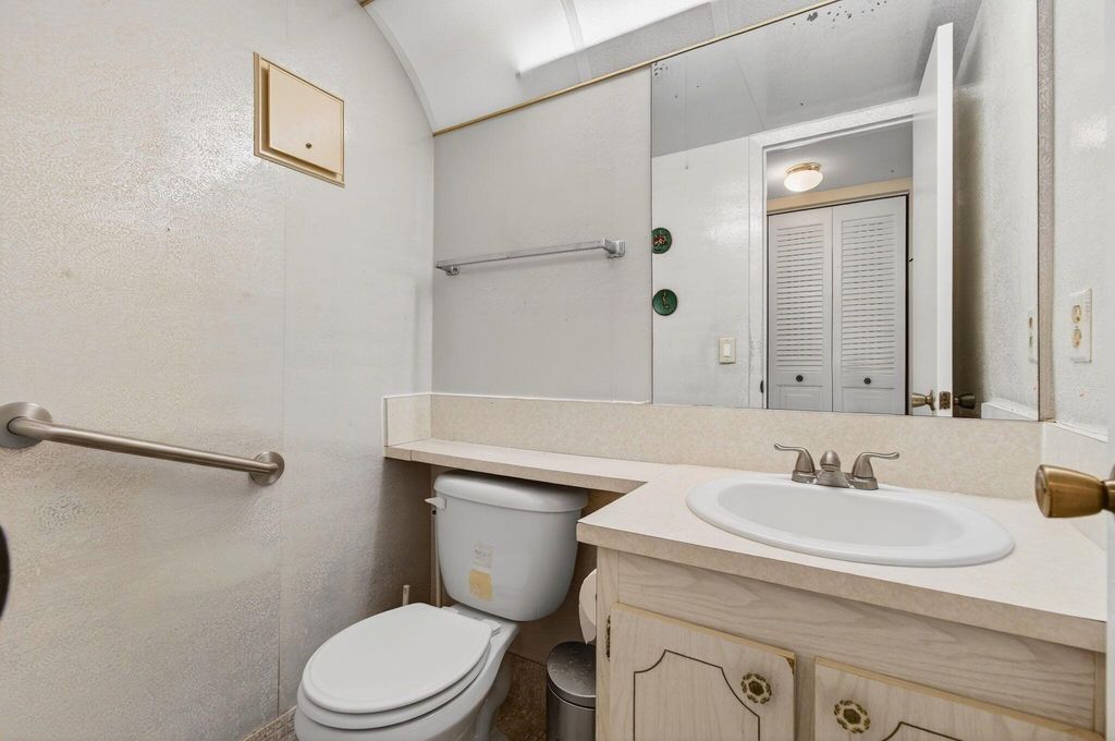 Image 25 of property listing at 384 Fanshaw J, Boca Raton, FL 33434