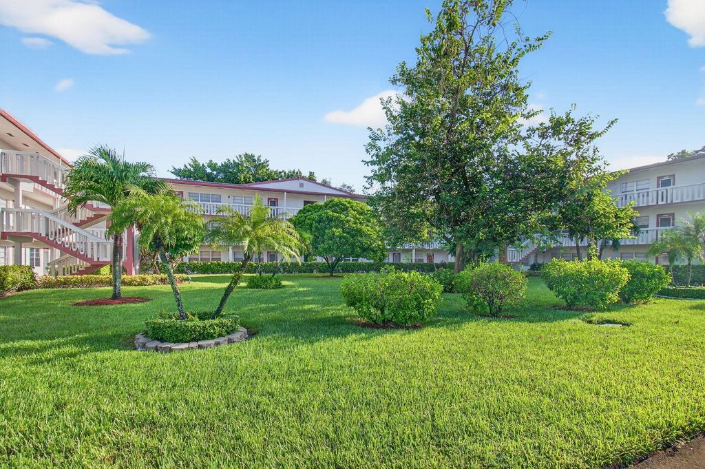 Image 3 of property listing at 384 Fanshaw J, Boca Raton, FL 33434