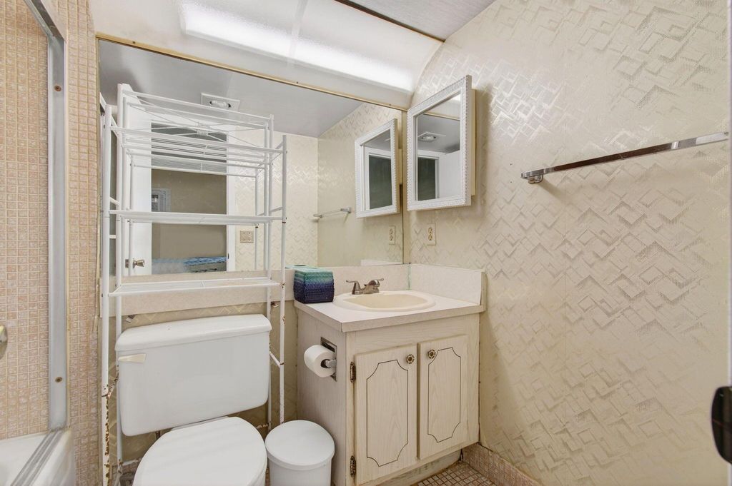 Image 33 of property listing at 384 Fanshaw J, Boca Raton, FL 33434