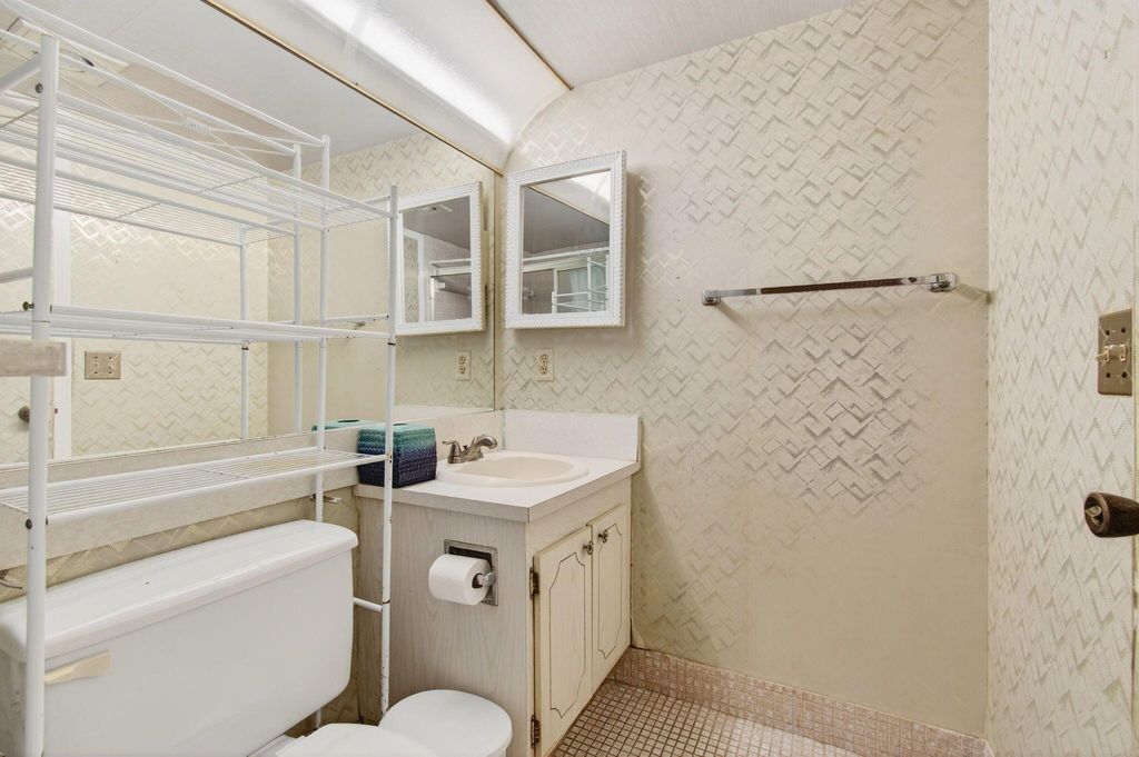 Image 35 of property listing at 384 Fanshaw J, Boca Raton, FL 33434