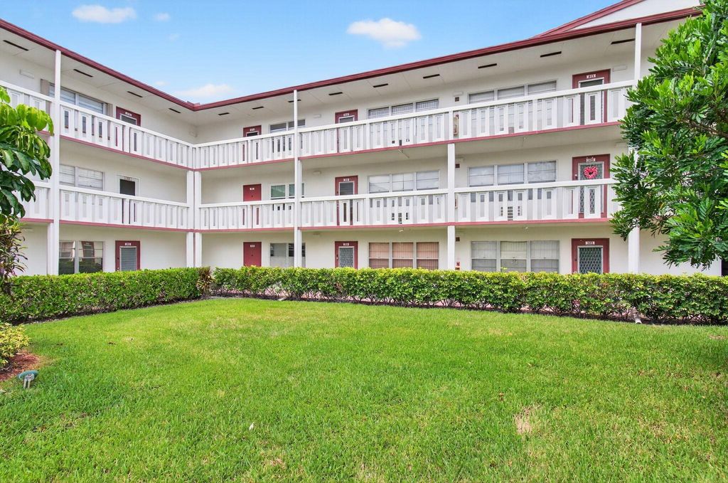 Image 4 of property listing at 384 Fanshaw J, Boca Raton, FL 33434
