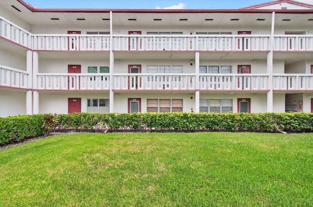 Image 5 of property listing at 384 Fanshaw J, Boca Raton, FL 33434