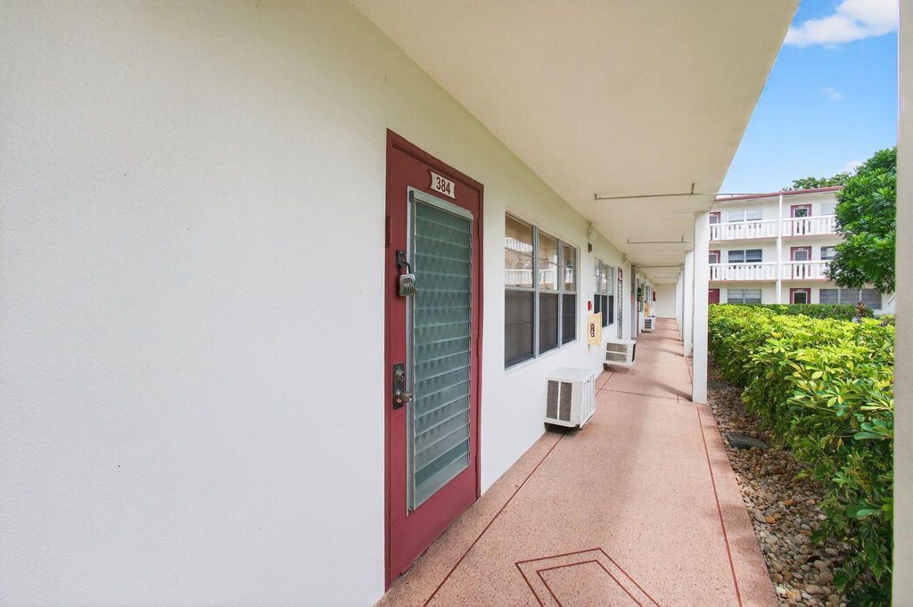 Image 6 of property listing at 384 Fanshaw J, Boca Raton, FL 33434