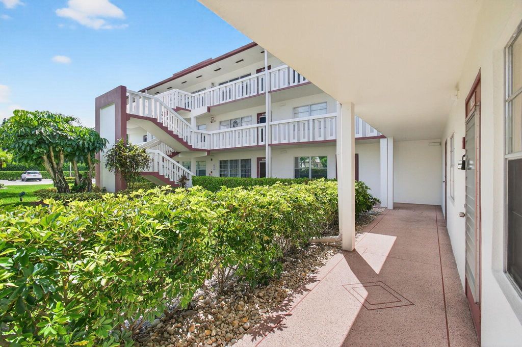 Image 8 of property listing at 384 Fanshaw J, Boca Raton, FL 33434