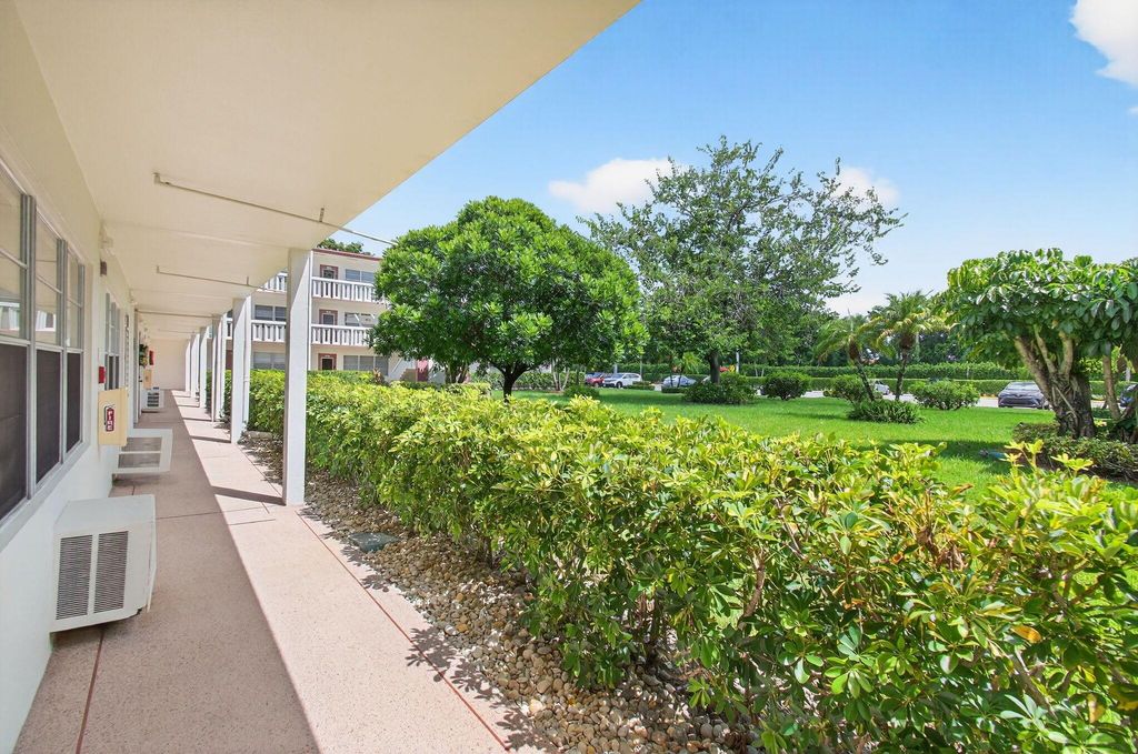 Image 9 of property listing at 384 Fanshaw J, Boca Raton, FL 33434