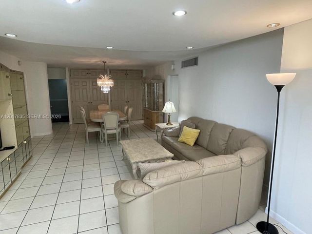 5005 Collins Ave 424, Miami Beach, FL 33140