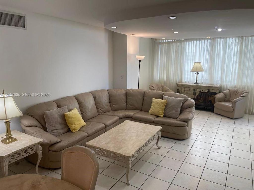 5005 Collins Ave 424, Miami Beach, FL 33140