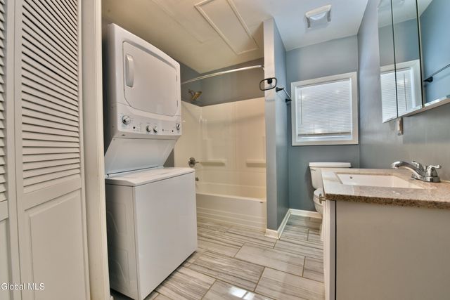 10 Katherine Terrace, Clifton Park, NY 12065