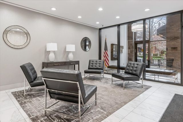 525 W Hawthorne Place 1401, Chicago, IL 60657