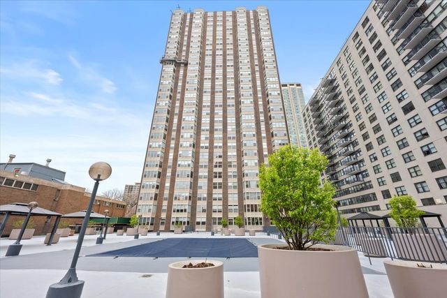 525 W Hawthorne Place 1401, Chicago, IL 60657