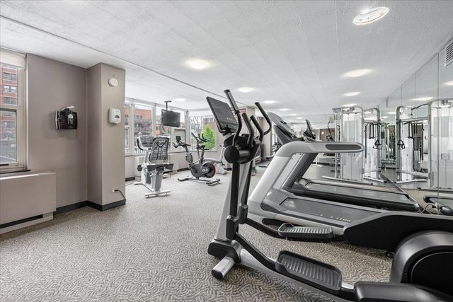 525 W Hawthorne Place 1401, Chicago, IL 60657