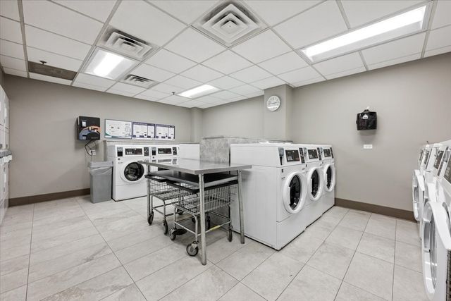 525 W Hawthorne Place 1401, Chicago, IL 60657