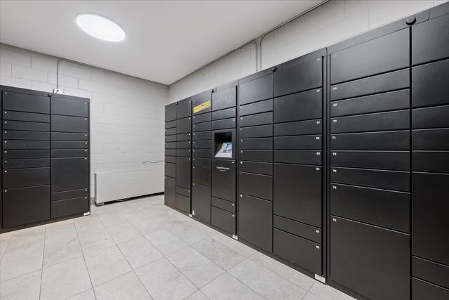 525 W Hawthorne Place 1401, Chicago, IL 60657