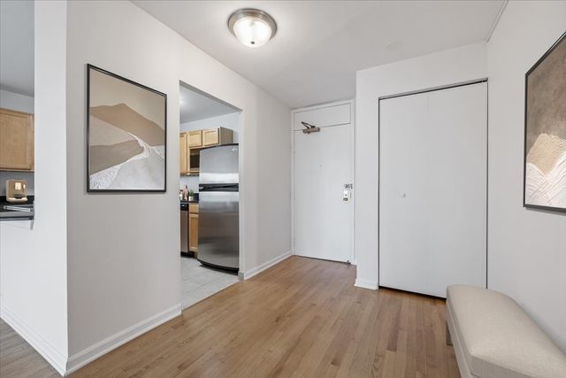 525 W Hawthorne Place 1401, Chicago, IL 60657