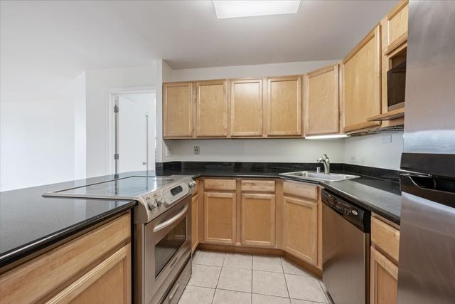 525 W Hawthorne Place 1401, Chicago, IL 60657