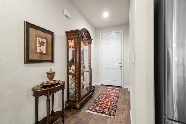 2327 W Flagstaff Court, Visalia, CA 93291