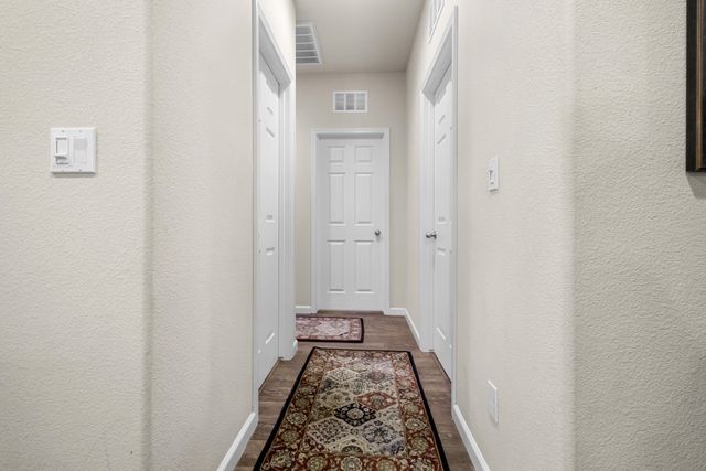 2327 W Flagstaff Court, Visalia, CA 93291