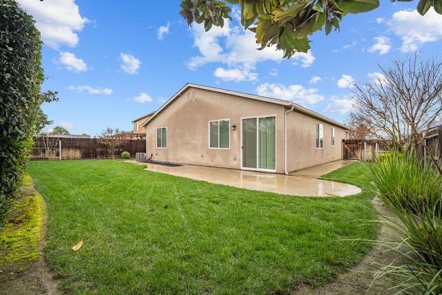 2327 W Flagstaff Court, Visalia, CA 93291
