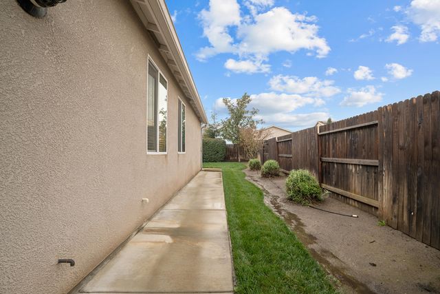 2327 W Flagstaff Court, Visalia, CA 93291