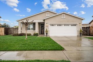 2327 W Flagstaff Court, Visalia, CA 93291