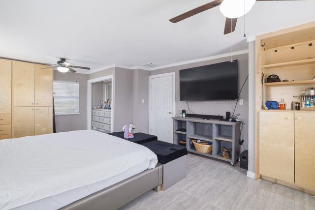 5902 N Main ST N, Taylor, TX 76574