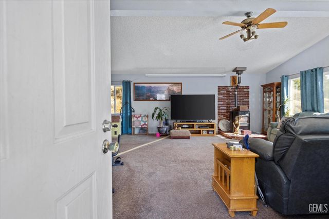 101 Split Mountain Way, Wofford Heights, CA 93285