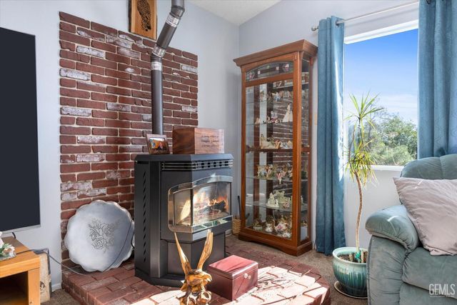 101 Split Mountain Way, Wofford Heights, CA 93285