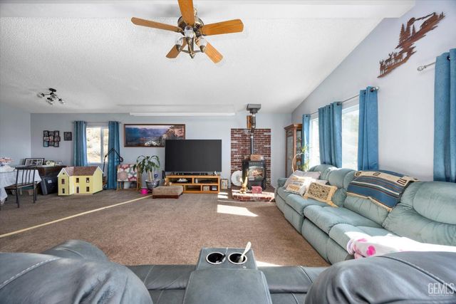 101 Split Mountain Way, Wofford Heights, CA 93285