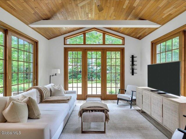 30 Longwood Drive, Saratoga Springs, NY 12866