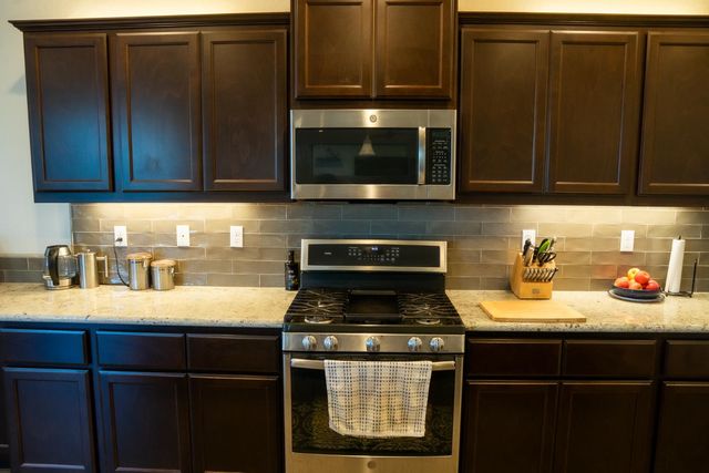 470 Daphne Lane, Lemoore, CA 93245