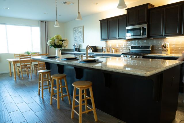 470 Daphne Lane, Lemoore, CA 93245