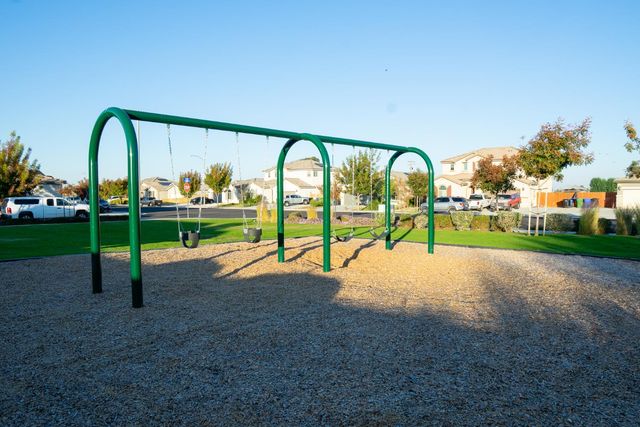 470 Daphne Lane, Lemoore, CA 93245