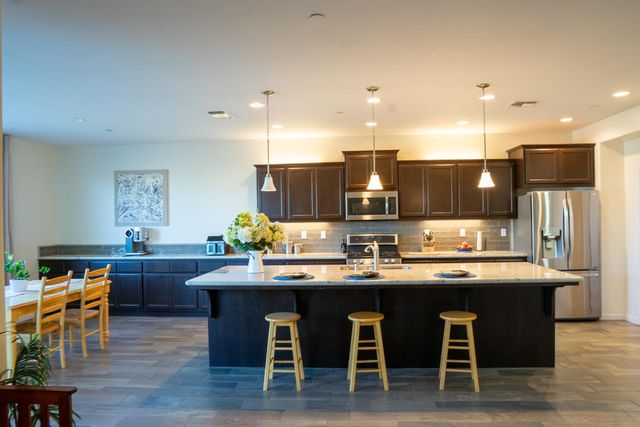 470 Daphne Lane, Lemoore, CA 93245