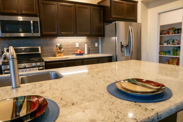 470 Daphne Lane, Lemoore, CA 93245