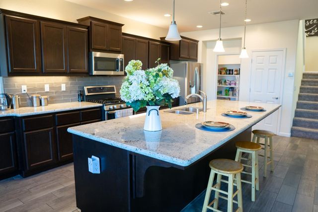 470 Daphne Lane, Lemoore, CA 93245