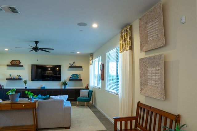 470 Daphne Lane, Lemoore, CA 93245